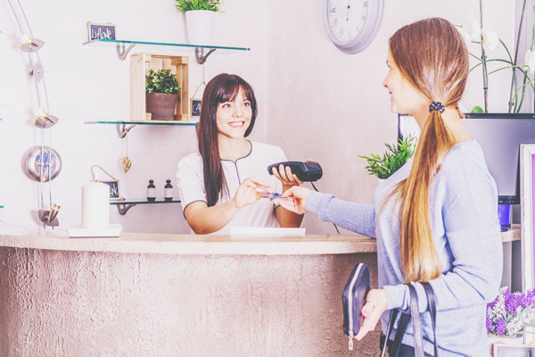 【心理テスト】コンビニでもらうレシートの処理でわかる、男性から見たあなたの印象