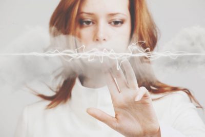 静電気は心にも悪影響？　「放電」で気分の落ち込みを改善しよう！
