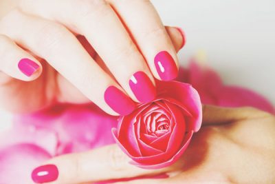 【2月の開運壁紙】恋愛運は「ピンクのネイル」の写真！