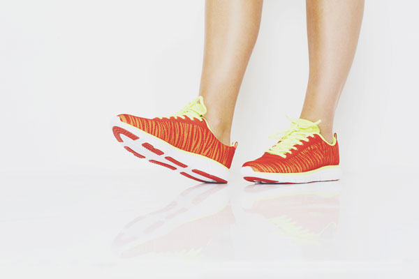 【2月のカラータロット占い】ラッキーカラーは「オレンジ」、恋運運アップはスニーカー！