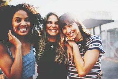 星座グループ別【仲よしの理由】蟹座・蠍座・魚座は共感し合える安心感で絆が深まる