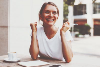 【運命線×活躍する時期】手のひら中央から伸びている人は30代から！