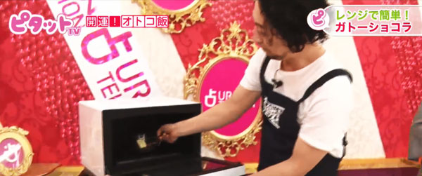 ①面倒なチョコの湯せんはなし! 耐熱ボウルに割ったチョコとバターを入れて、600Wのレンジで1~2分温める。