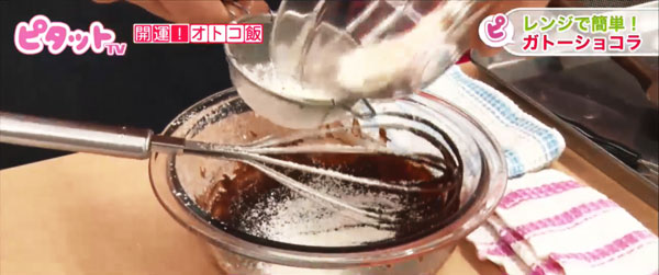 ③ホットケーキミックスを振るって入れ、ゴムベラで軽く混ぜ合わせる。