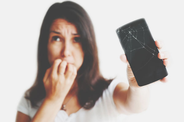 【心理テスト】スマホの画面が割れたらどうする？　答えでわかる浮気されたときの対応