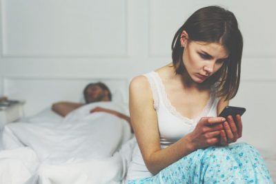 スマホに夢中な彼、もしかして浮気かも！　恋人のスマホをチェックしてもいい？