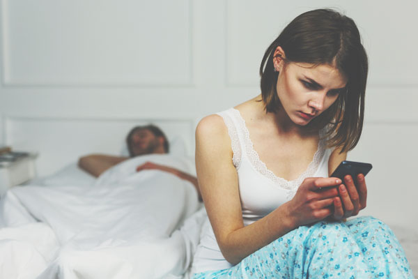 スマホに夢中な彼、もしかして浮気かも！　恋人のスマホをチェックしてもいい？