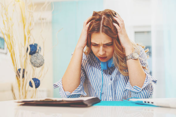 【運命線×仕事トラブル】運命線がキレギレの人は、悩みごとを抱えやすいので注意!