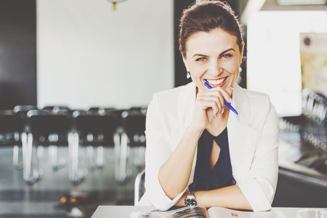 【運命線×仕事での成功運】運命線に短い上向きの支線があると仕事が好転するサイン！