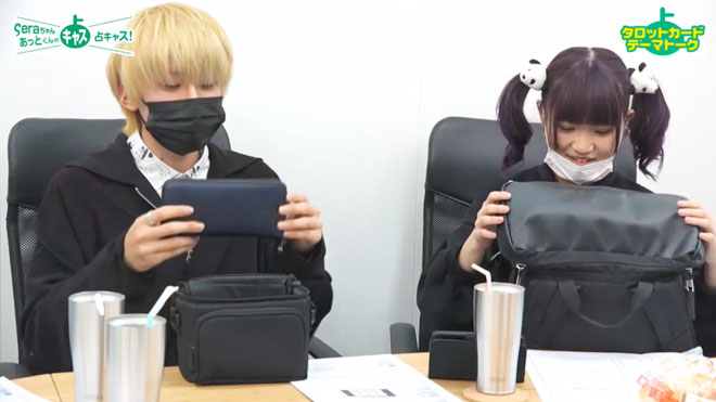 あっとくんのカバンをチェックする2人