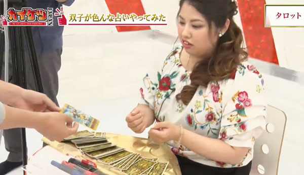 ひろむが直感で選んだカードを巫弥子に差し出す