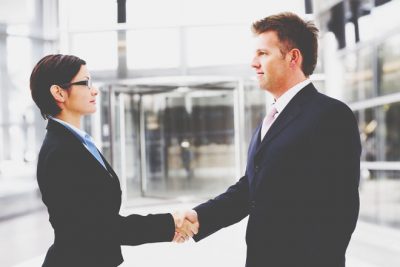 星座グループ別【初対面でチェックすること】双子座・天秤座・水瓶座は会話やセンス！