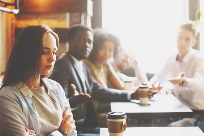 【心理テスト】席を譲ったのに断られた！　そのときの反応でわかる人間関係のトラブル