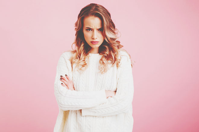 【心理テスト】好きな人が別の女性の話をしていたら……答えでわかる怒りの出し方