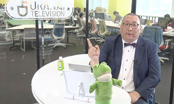 火曜日担当の街裏ぴんく。占星術研究家・阿雅佐との軽快なトークは必聴！