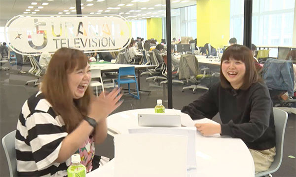 水曜日担当のTEAM BANANA。ポジティブカウンセラー・巫弥子も加わり、にぎやかなガールズトークが繰り広げられる。