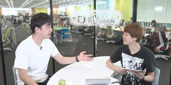 番組に届くコメントを読む小林(右)と寺内(左)