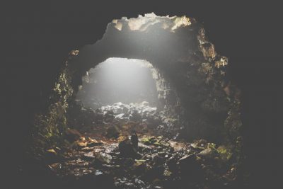 【心理テスト】洞窟を探検、奥に進むとどうなっていた？　答えでわかるあなたのお疲れ度