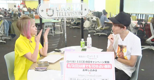 自分で塗ったというネイルを見せる安沙蘭