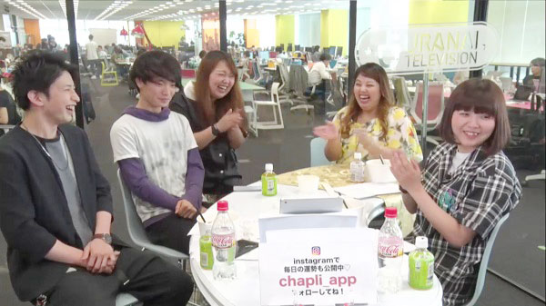 お気に入りのイケメンが登場しはしゃぐ3人