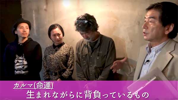 黒門（右）から、カルマの解説を聞く3人