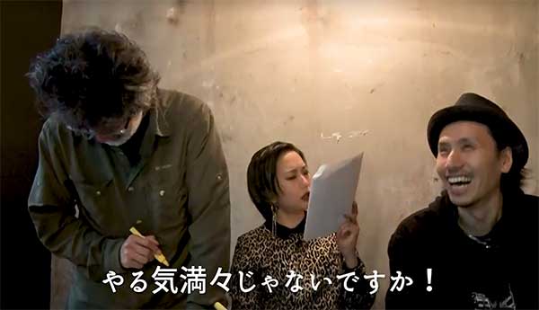 すっかり没頭し、周りの声も耳に入らない会田