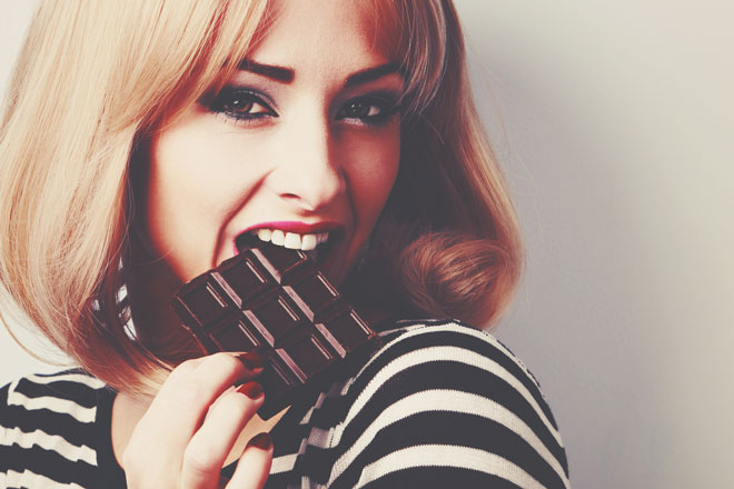 【心理テスト】チョコレートと一緒に飲みたいものは？　答えでわかるあなたが浮気をする理由