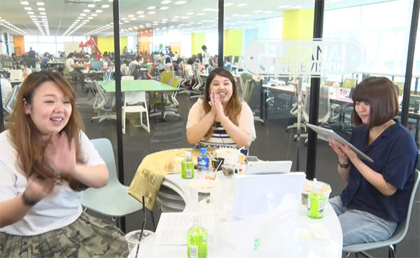 うれしい報告に拍手して喜ぶ巫弥子（中央）