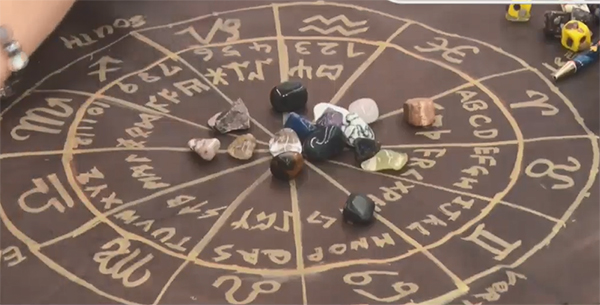 石の位置から占いの結果を導き出す