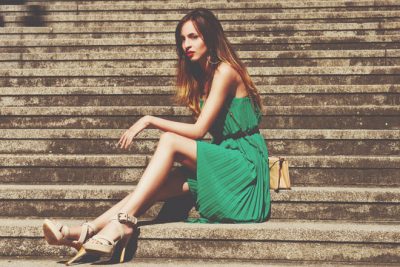 【7月のカラータロット占い】ラッキーカラーは「グリーン」、恋愛運アップはミニワンピ！