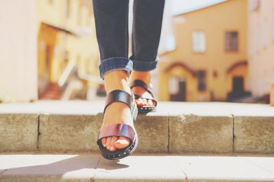 【夢占い】サンダルの夢は気軽な恋で痛い目を見る暗示　靴の夢が意味することとは？