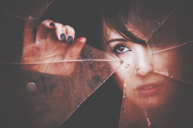 【夢占い】ガラスが割れる夢は恋人との別れの暗示　ガラスの夢が意味することとは？