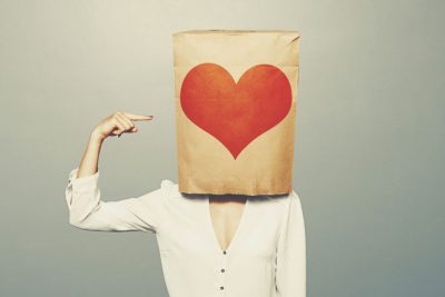 【血液型恋の落とし穴】AB型は人目を気にして恋に夢中になれない！