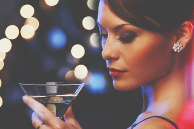 【心理テスト】バーで頼むカクテルでわかる、精神的に求めていること