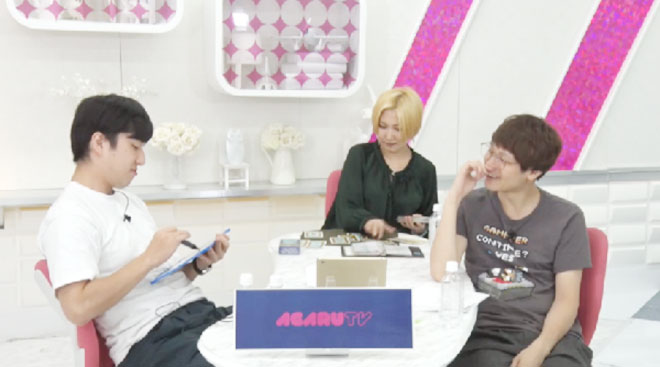 彼の相性をタロットで占う青沼（中央）