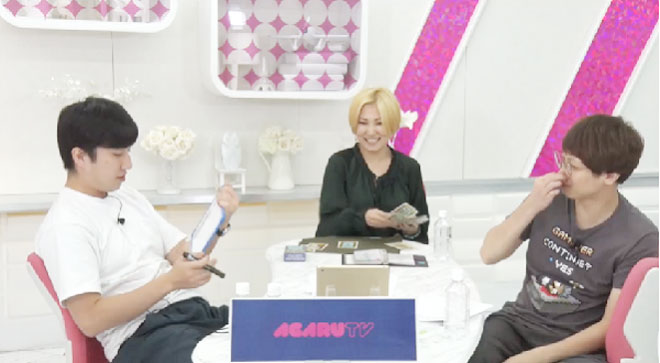 カードから性格を読み取る青沼（中央）