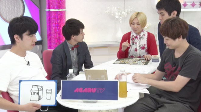 カードを読み取ってお悩みに答える青沼（中央）