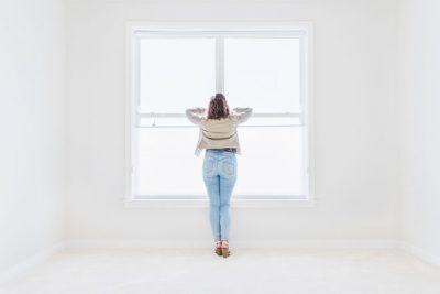 【心理テスト】部屋に置きたいものでわかる、あなたの独身生活泥沼度