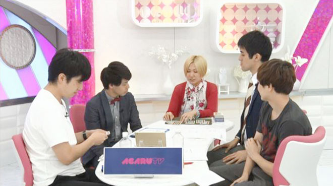 タロットで恋の相手の性格を読む青沼（中央）