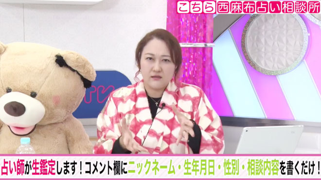 身振り手振りを交え、熱意たっぷりに鑑定結果を伝える法演