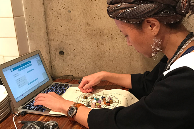 リソマンシーという石占いの使い手、ミルン先生の実際の鑑定の様子