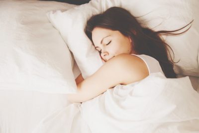 寝相でわかる幸せになれる結婚相手　枕に抱きついて寝る人はマイペースな男性！