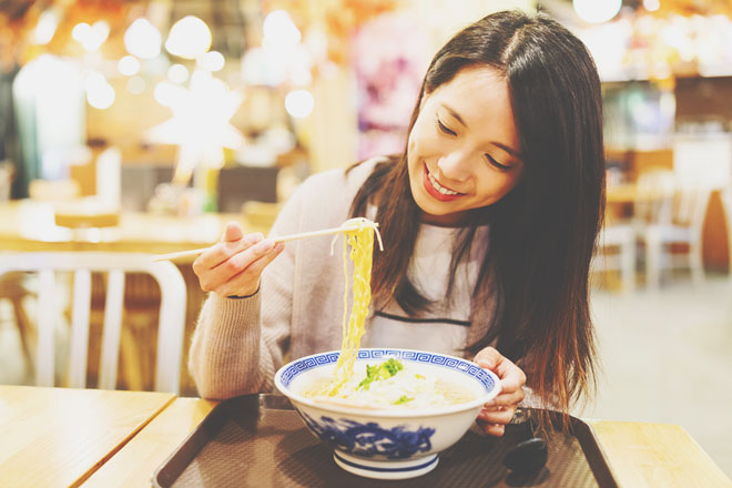 【夢占い】ラーメンを食べる夢は人間関係が広がる暗示　外食の夢が暗示することとは？