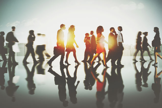 【夢占い】人混みに巻き込まれたらアクシデントの予感!?　群衆の夢が暗示することとは？