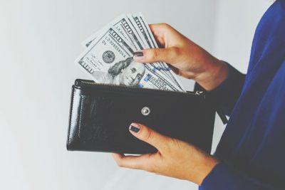 九星別【2019年の開運財布】一白水星は黒や赤の質のいい財布！