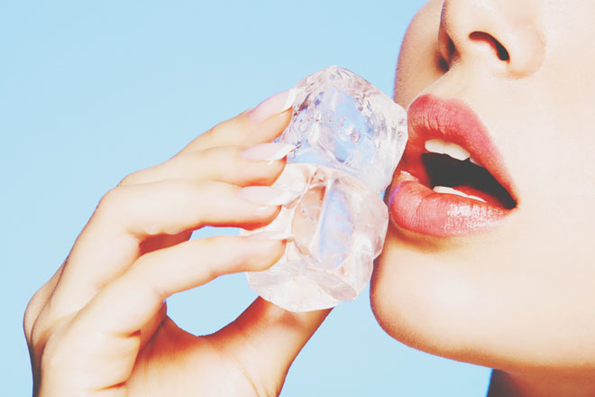 【夢占い】氷を食べる夢は風邪に注意のサイン！　氷の夢が暗示することとは？