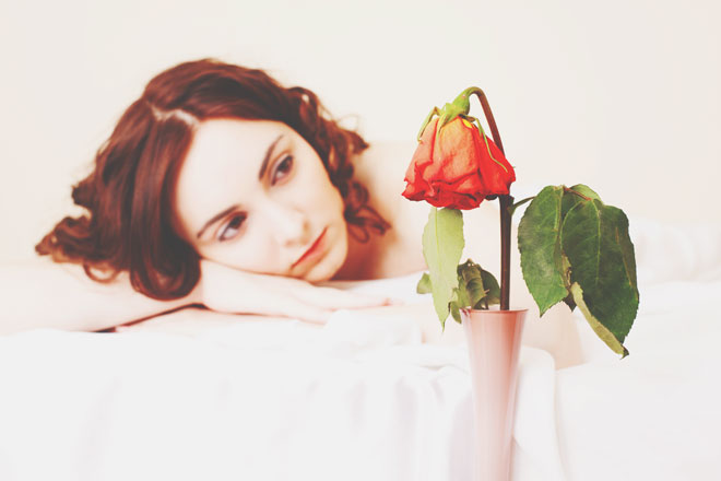 【心理テスト】枯れかけた花、どうする？　答えでわかる恋の終わり際の行動