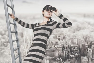 【夢占い】誰かを探す夢が意味することとは？