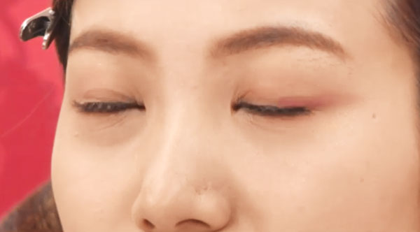 8「アイライナーを目尻にスーっとひと塗り。入れる位置や幅は気にしないで大丈夫」。