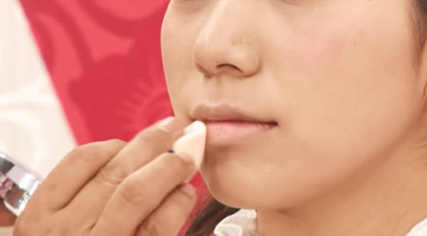 12「口紅を塗る前に、ファンデーションで唇の輪郭を消しましょう」。